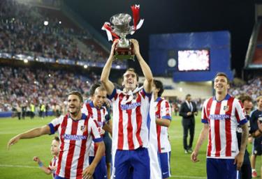Atletico mừng danh hiệu vô địch đầu tiên của mùa giải.