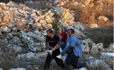 Chuyển người biểu tình Palestine bị thương trong xung đột với lực lượng an ninh Israel tại Silwad, gần Ramallah, Khu Bờ Tây ngày 22/8.