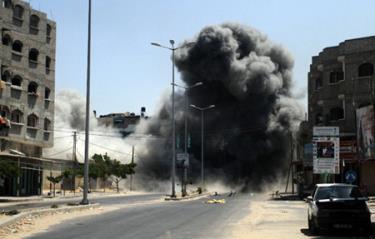 Hiện trường vụ nổ sau cuộc tấn công bằng tên lửa của Israel vào thành phố Gaza ngày 23/8.