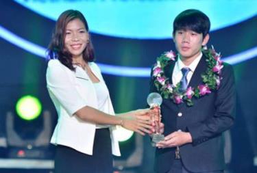 Cầu thủ trẻ xuất sắc nhất V-League 2014 Trần Minh Vương (trái) sẽ là cầu thủ bổ sung U19 Việt Nam trước giải U19 Đông Nam Á 2014 diễn ra tại TP.HCM..