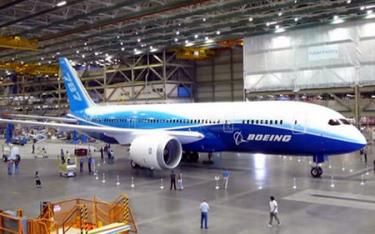 Boeing 787 Dreamliner là đối thủ của Siêu máy bay Airbus A380 của Pháp.