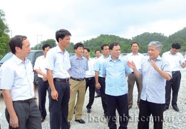 Các đồng chí lãnh đạo tỉnh, lãnh đạo ngành giao thông vận tải kiểm tra tiến độ thi công, tháo gỡ khó khăn quá trình thi công đường tránh ngập thành phố Yên Bái. (Ảnh: Đức Toàn)