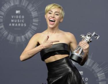 Miley Cyrus nhận giải Video của năm.