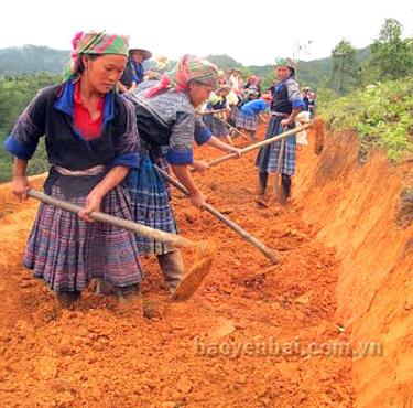 Bà con người Mông xã Púng Luông tích cực khai hoang ruộng bậc thang.
