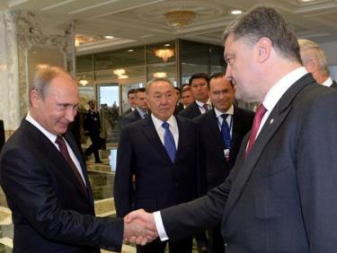Tổng thống Nga Vladimir Putin và Tổng thống Ukraine Petro Poroshenko bắt tay tại Minsk.
