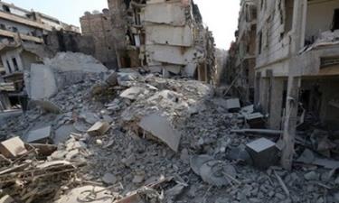 Quang cảnh đổ nát của một chung cư phía Đông tỉnh Deir Ezzor (Syria) sau khi bị ném bom.