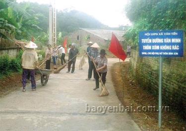 Hội viên Chi hội Phụ nữ thôn Bình Sơn làm tổng vệ sinh “Tuyến đường văn minh, thôn xóm không rác” do Chi hội phụ trách.
