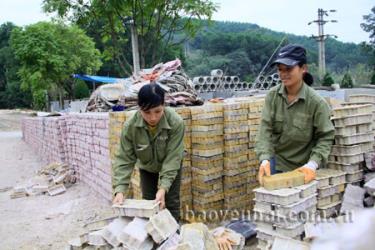 Công ty TNHH Tuổi trẻ (Cụm công nghiệp Đầm Hồng, thành phố Yên Bái) luôn duy trì lực lượng lao động thời vụ từ 40 - 50 người.
(Ảnh: Ngọc Đồng)