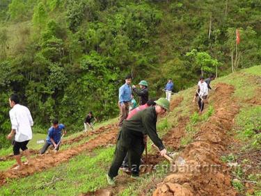 Bí thư Huyện ủy Vũ Quỳnh Khánh tham gia khai hoang ruộng nước cùng đoàn viên thanh niên phục vụ bà con thôn Tà Chử, xã Bản Công trong Năm thanh niên tình nguyện 2014.