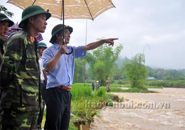 Đồng chí Hoàng Xuân Nguyên chỉ đạo công tác theo dõi, phòng chống sạt lở tại xã Nghĩa An, thị xã Nghĩa Lộ.
