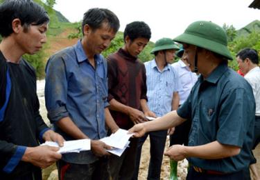 Đồng chí Hoàng Xuân Nguyên – Phó chủ tịch UBND tỉnh trao tiền hỗ trợ của tỉnh cho các gia đình bị nạn.

