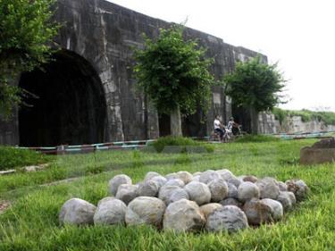 Cổng phía Nam Thành nhà Hồ.