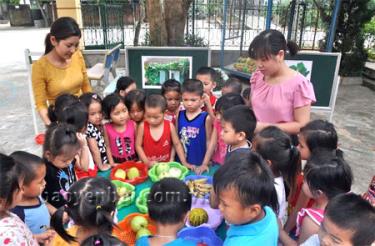 Trẻ mầm non ngày càng hứng thú đến lớp, do các trường mầm non ở Văn Chấn thường xuyên đổi mới phương pháp giảng dạy.