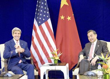 Ngoại trưởng Mỹ John Kerry (trái) gặp ngoại trưởng Trung Quốc Vương Nghị bên lề hội nghị cấp cao ASEAN ở Kuala Lumpur (Malaysia).
