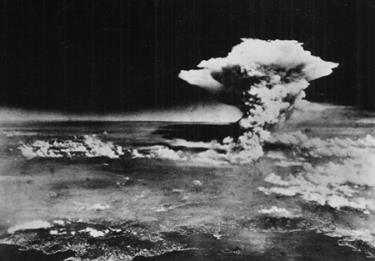 Cảnh tượng chụp từ trên không vụ thả bom nguyên tử xuống thành phố Hiroshima.