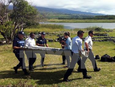 Chuyển mảnh vỡ nghi là của máy bay MH370 trên đảo La Reunion ngày 29/7.