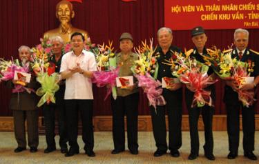 Đồng chí Dương Văn Thống - Phó bí thư Thường trực Tỉnh ủy, Chủ tịch HĐND tỉnh tặng quà và trao tặng biểu trưng vinh danh Chiến sỹ giải phóng quân Chiến khu Vần cho các hội viên.