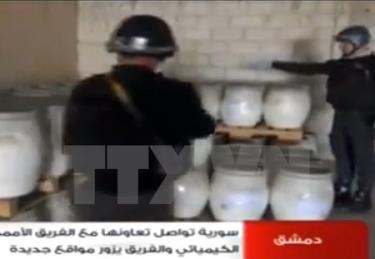 Các thanh sát viên của tổ chức OPCW kiểm tra tại một địa điểm chứa vũ khí hóa học của Syria.