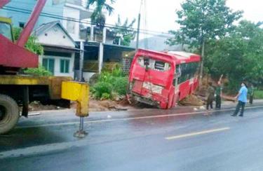 Một xe khách lao sang phía trái đường sau cú va chạm mạnh.