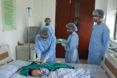 Sức khỏe của cháu H. ổn định, đang được theo dõi nghiêm ngặt trong phòng chăm sóc đặc biệt.