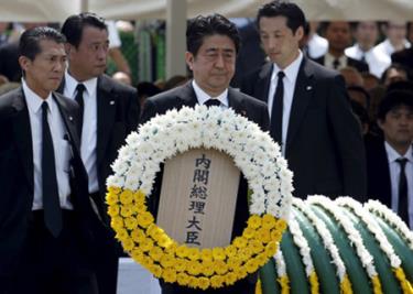 Thủ tướng Nhật Bản Shinzo Abe trong lễ tưởng niệm 70 năm Nagsaki bị ném bom nguyên tử.