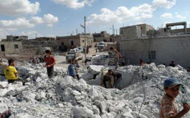Một tòa nhà bị phá hủy sau một trận không kích tại Syria.