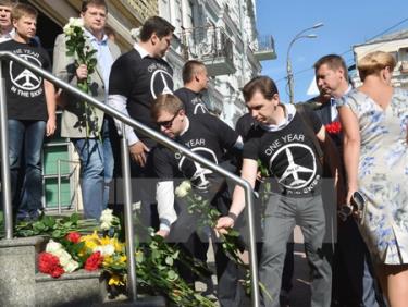Đặt hoa tưởng niệm các nạn nhân máy bay MH 17 tại Đại sứ quán Hà Lan ở thủ đô Kiev, Ukraine ngày 17/7.