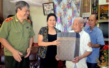 Đồng chí Ngô Thị Chinh - Phó chủ tịch UBND tỉnh tặng quà ông Nguyễn Văn Thảo, là cán bộ công an hưu trí, ở tổ 25, phường Yên Ninh, thành phố Yên Bái.