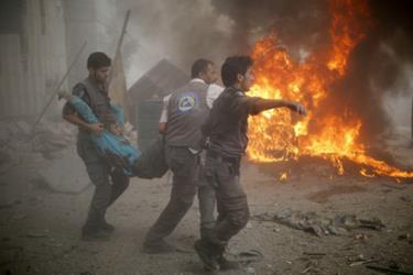Vận chuyển người bị thương trong cuộc không kích của quân đội Syria nhằm vào quân nổi dậy ở Douma, phía Đông Damascus, ngày 16/8.