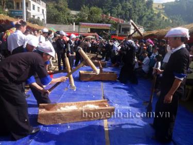 Hội thi giã bánh dày tại Phiên chợ vùng cao trong Tuần Văn hóa, du lịch danh thắng Quốc gia ruộng bậc thang huyện Mù Cang Chải.