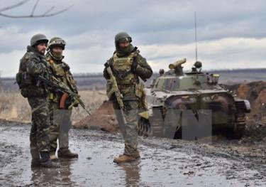 Binh sỹ quân đội Ukraine tại khu vực chiến sự ở ngoại ô thành phố Debaltseve, vùng Donetsk, miền Đông Ukraine ngày 24/12/2014.