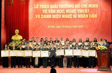 Chủ tịch nước Trương Tấn Sang trao danh hiệu Nghệ sỹ nhân dân cho 74 nghệ sỹ năm 2012.