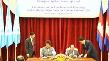 Lễ ký kết bàn giao bản đồ giữa Ngoại trưởng Campuchia và đại diện LHQ.