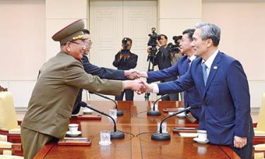 Quan chức quân đội cấp cao CHDCND Triều Tiên Hwang Pyong So (trái) bắt tay cố vấn an ninh quốc gia Hàn Quốc Kim Kwan Jin tại buổi hội đàm.