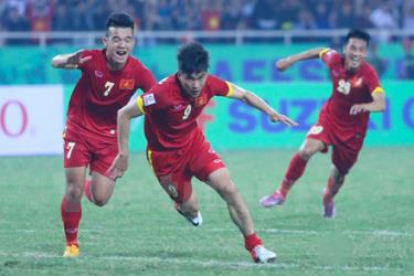 Công Vinh ăn mừng bàn thắng ghi được vào lưới Indonesia ở AFF Cup 2014.