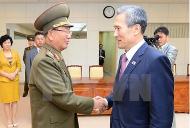 Cố vấn an ninh quốc gia Hàn Quốc Kim Kwan-jin (phải) và Chủ nhiệm Tổng cục Chính trị quân đội Triều Tiên Hwang Pyong-so sau khi kết thúc đàm phán.