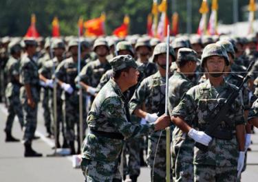 Binh sỹ Trung Quốc chuẩn bị cho lễ duyệt binh.