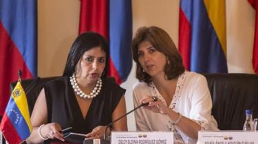 Ngoại trưởng Colombia Maria Angela Holguin (phải) và Ngoại trưởng Venezuela Delcy Rodriguez tại cuộc họp giải quyết khủng hoảng biên giới, ở Cartagena, Colombia, ngày 26/8.