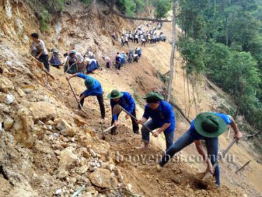 Thanh niên tình nguyện cùng nhân dân mở đường giao thông liên thôn bản tại xã Túc Đán (Trạm Tấu).
