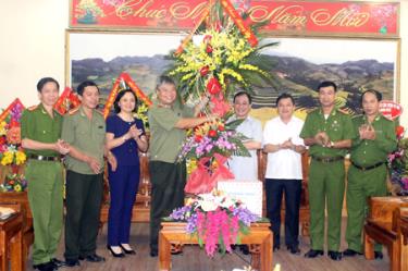 Các đồng chí Thường trực Tỉnh ủy tặng hoa chúc mừng cán bộ, chiến sỹ Công an tỉnh Yên Bái.

