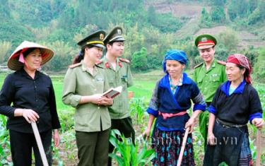 Lực lượng công an thường xuyên gần gũi đồng bào, bám nắm địa bàn vùng cao. (Ảnh: Sùng A Hồng)
