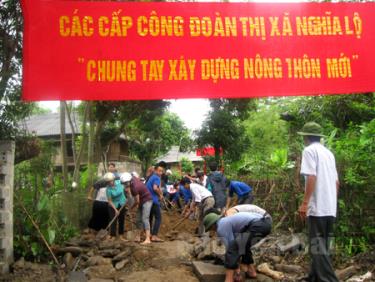 Đoàn viên công đoàn thị xã Nghĩa Lộ hưởng ứng phong trào “Chung tay xây dựng nông thôn mới”.