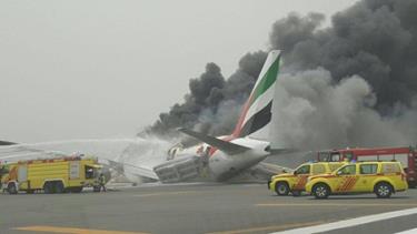Máy bay hành khách của hãng Emirates bốc khói trên đường băng.