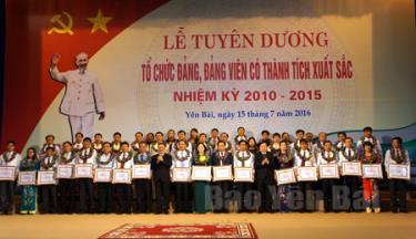 Những cán bộ, đảng viên có thành tích xuất sắc trong công tác xây dựng Đảng nhiệm kỳ 2010 - 2015 được nhận bằng khen của Ban Chấp hành Đảng bộ tỉnh.