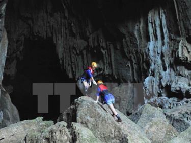 Không như nhiều hang khác, để tới được hang Tối trong quần thể Sơn Đoòng, du khách phải trải qua một chặng đường khó khăn mới đến được điểm ngắm tuyệt đẹp.