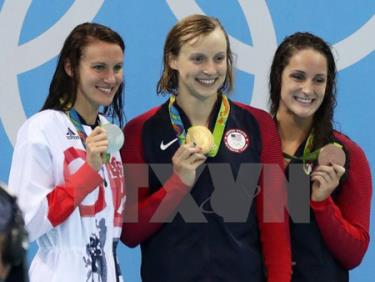 Kình ngư người Mỹ Katie Ledecky (giữa) giành Huy chương vàng nội dung bơi tự do 400m nữ tại Olympic 2016.