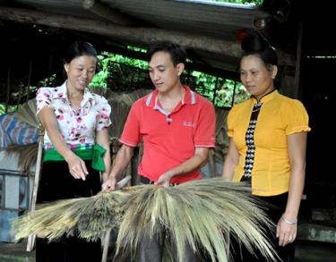 Mô hình làm chổi chít thành phẩm ở phường Pú Trạng (thị xã Nghĩa Lộ) mang lại nguồn thu lớn cho người dân.