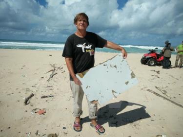 Mảnh vỡ được cho là của máy bay MH370 trên đảo Nosy Boraha, Madagascar.