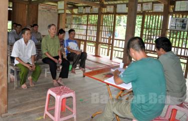 Thực hiện Quy chế dân chủ ở cơ sở, người dân xã Sơn A (Văn Chấn) tham gia bàn bạc các vấn đề kinh tế, xã hội ở địa phương.