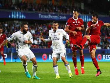 Franco Vazquez (phải) tung cú vô lê quân bình tỷ số 1 – 1 cho Sevilla.